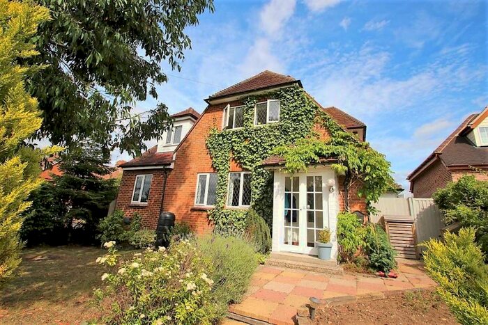 3 Bedroom Detached House For Sale In Westbury Lane, Purley On Thames, Reading, RG8