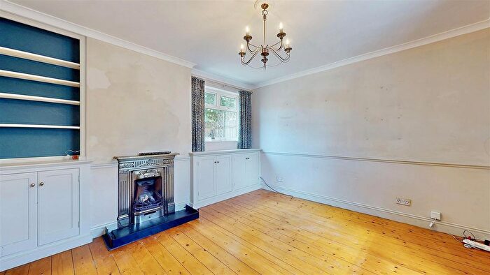 2 Bedroom Detached House For Sale In Thornbury Road, Isleworth, TW7