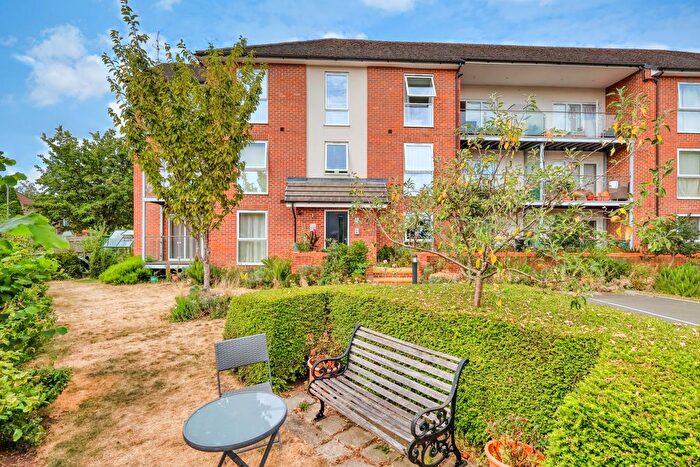 2 Bedroom Flat For Sale In Oakridge Road, High Wycombe, Buckinghamshire, HP11