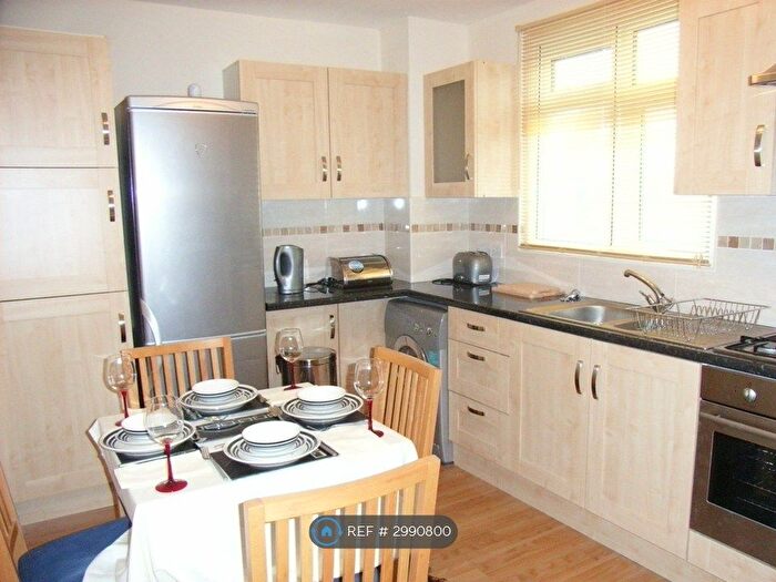 2 Bedroom Flat To Rent In Wengham House, London, W12