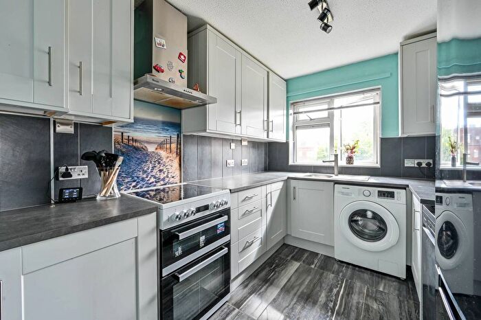 2 Bedroom Flat To Rent In Stream Close, Byfleet, West Byfleet, KT14