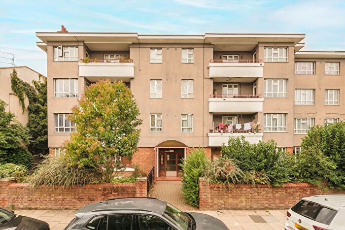 2 Bedroom Flat For Sale In Stowe Road, Shepherds Bush, W12