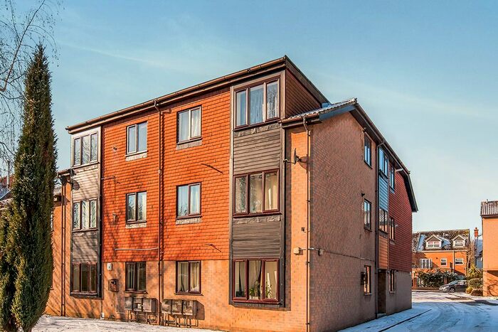 1 Bedroom Flat To Rent In Laleham Road, Staines-Upon-Thames, Middlesex, TW18