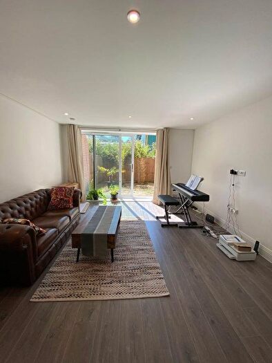 2 Bedroom Flat To Rent In Mcdonalds Botley Road, Oxford, Oxfordshire, OX2