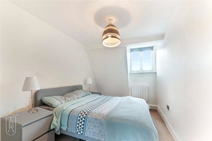2 Bedroom Apartment To Rent In Sylvester Path, London, E8