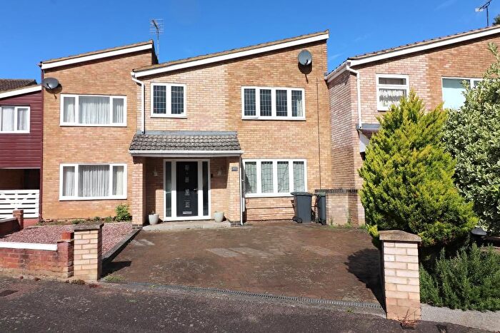 4 Bedroom Terraced House For Sale In Telscombe Way, Luton, Bedfordshire, LU2