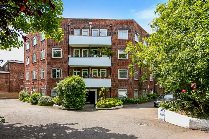3 Bedroom Flat To Rent In Cromwell Court, Kingston Hill, Kingston Upon Thames, Surrey, KT2