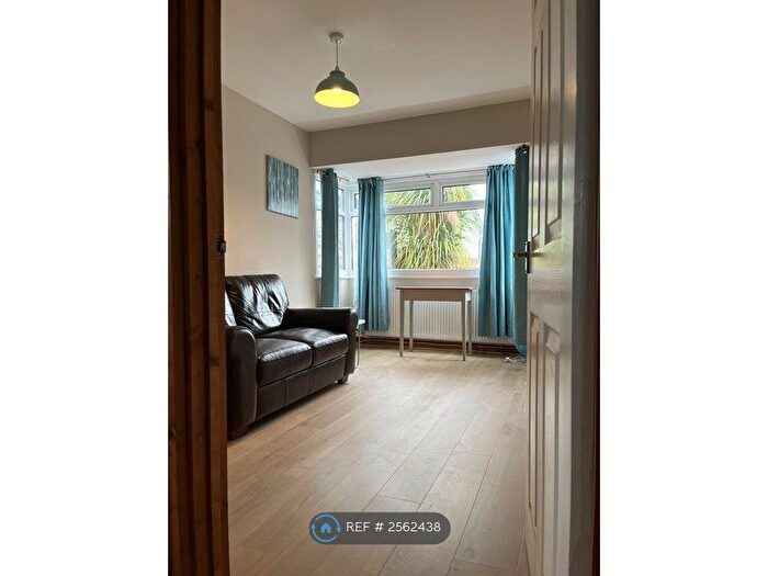 2 Bedroom Bungalow To Rent In Twyniago, Swansea, SA4