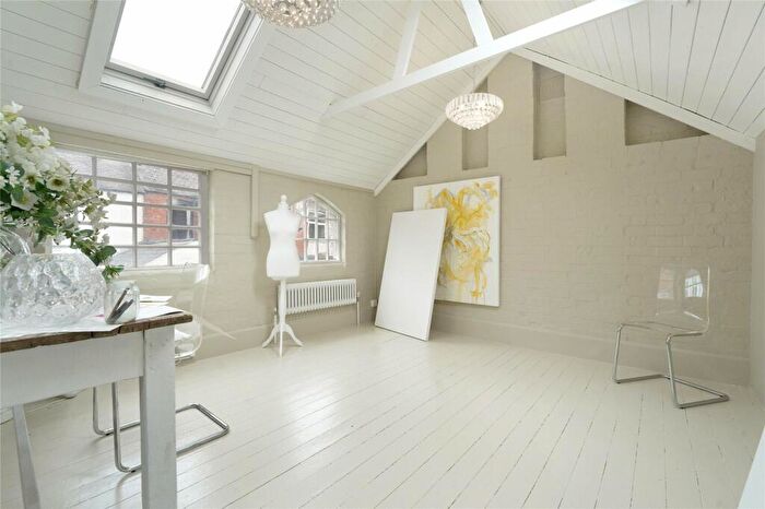 3 Bedroom End Of Terrace House For Sale In Avenue Road Extension, Clarendon Park, Leicester, LE2