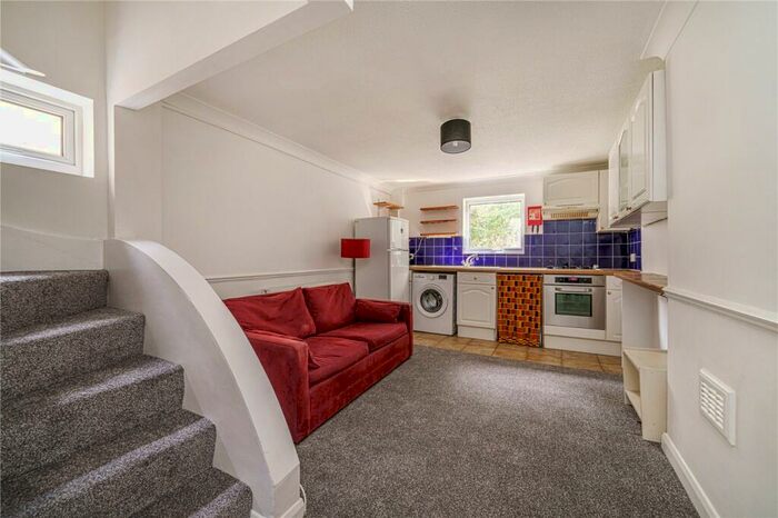1 Bedroom Apartment To Rent In Kelmore Grove, East Dulwich, London, SE22