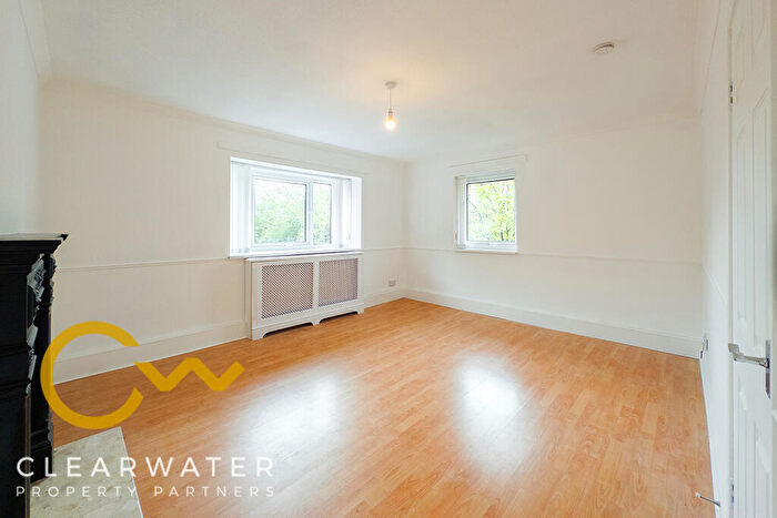 2 Bedroom Flat To Rent In Canterbury Gardens, Salford, M5