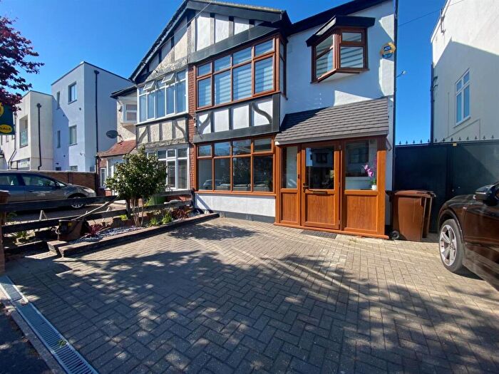 4 Bedroom Semi-Detached House For Sale In Normanshire Drive, London, E4