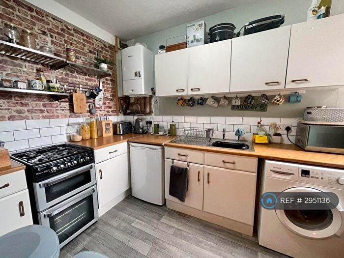 2 Bedroom Flat To Rent In Newport Road, Cowes, PO31