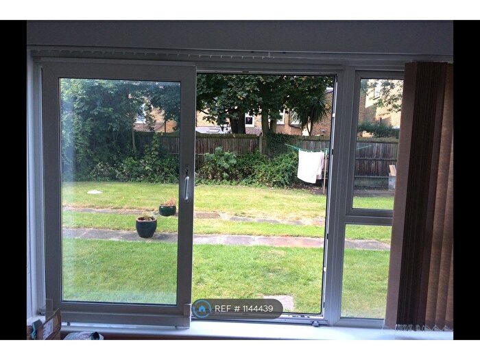 2 Bedroom Flat To Rent In Alpine Court, London, SE12