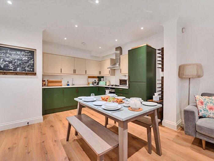 2 Bedroom Flat For Sale In Courtview House, East Molesey, KT8