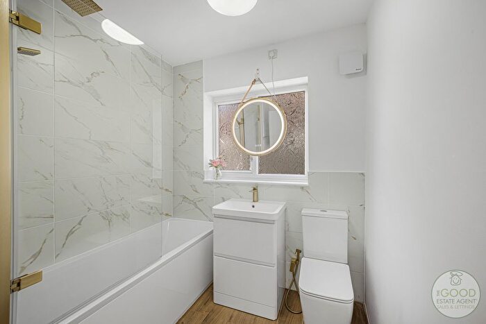 2 Bedroom Detached House For Sale In Oakdene Avenue, Heald Green, SK8