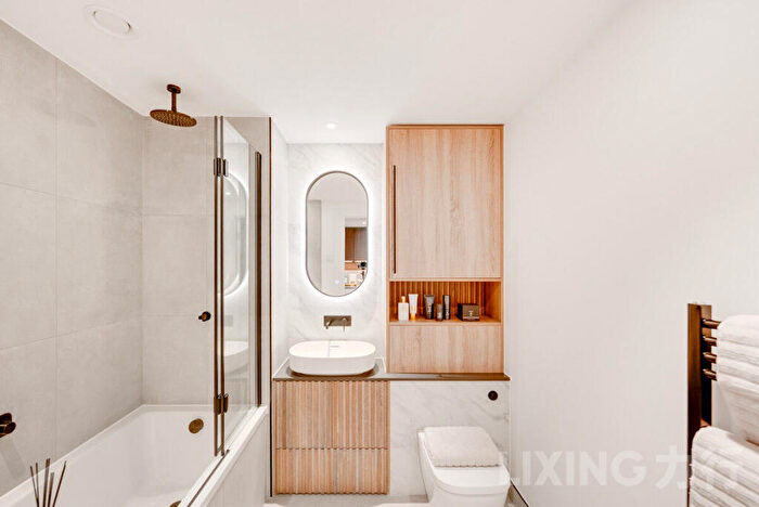 2 Bedroom Apartment For Sale In Western Gateway, Custom House, E16