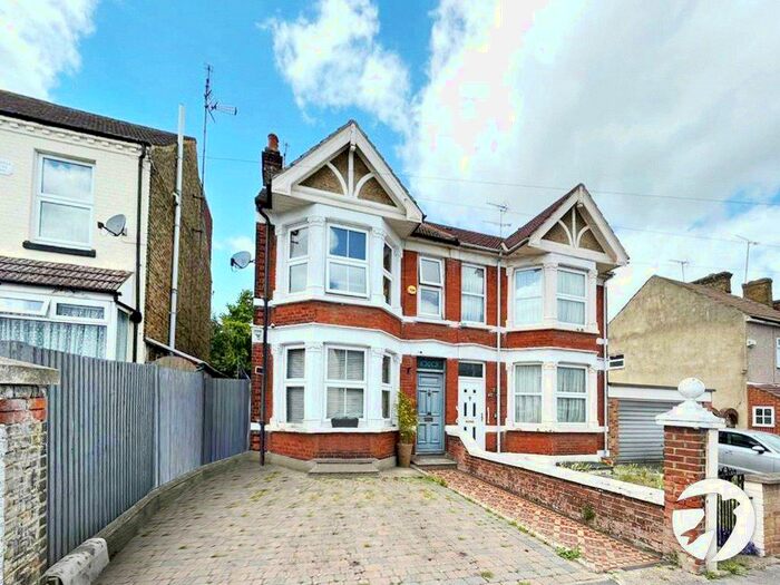 6 Bedroom Semi-Detached House To Rent In Napier Road, Gillingham, Kent, ME7