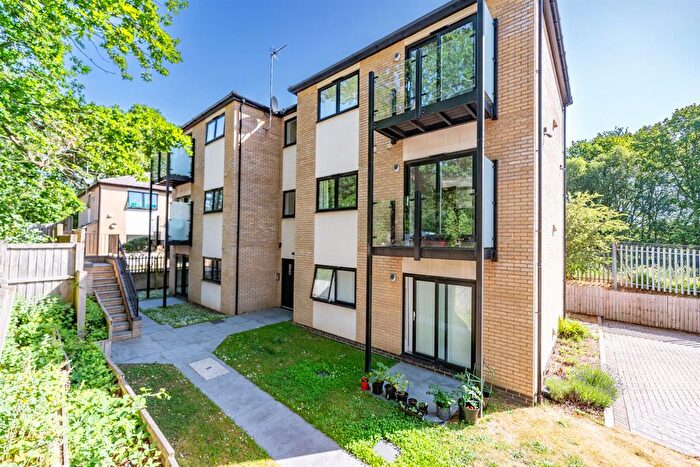 2 Bedroom Flat For Sale In Sandridge Park, St Albans, AL3