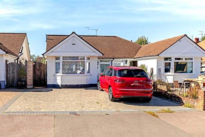 4 Bedroom Semi-Detached Bungalow For Sale In Oakwood Drive, St. Albans, AL4