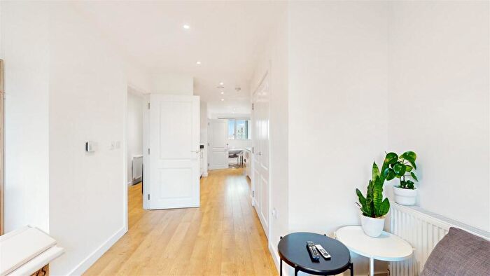 2 Bedroom Apartment For Sale In Southmere House, Highland Street, Stratford, E15
