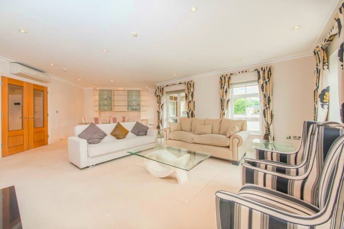 3 Bedroom Apartment To Rent In Hampstead Way, Hampstead Garden Suburb, NW11