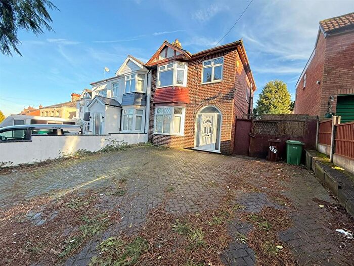 3 Bedroom Semi-Detached House To Rent In Bunkers Hill Lane, Bilston, WV14