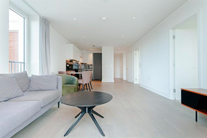 Flat To Rent In Apt, Gartons Way, SW11