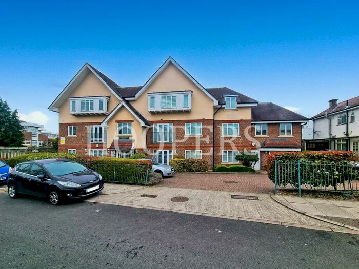 2 Bedroom Apartment To Rent In Great North Way, London, NW4