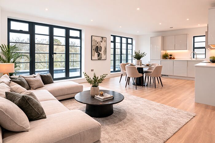 3 Bedroom Flat For Sale In Foyle Court, Hollyfield Road, Surbiton, KT5