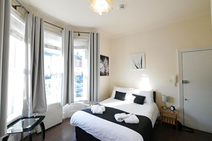 Studio To Rent In Hornsey Park Road, London, N8