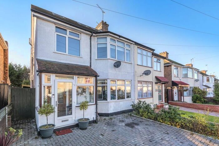 4 Bedroom Semi-Detached House To Rent In Harrow, London, HA1