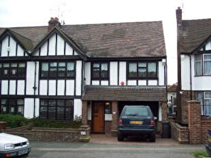 4 Bedroom Semi-Detached House To Rent In Woodberry Way, London, E4