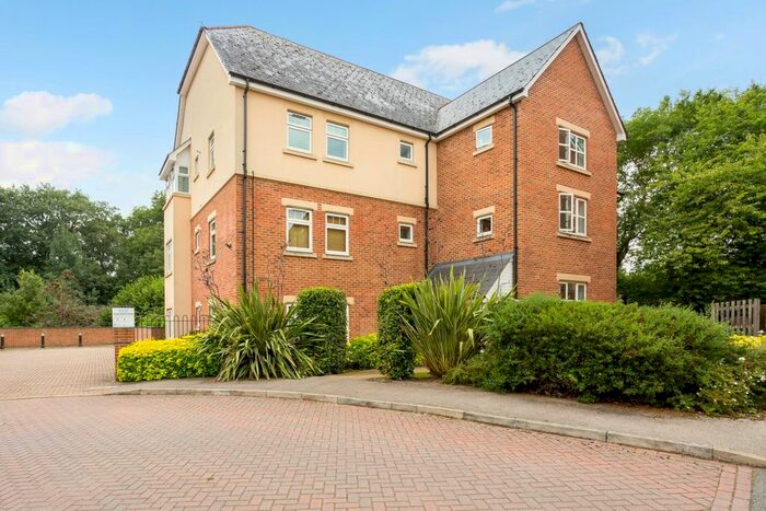 2 Bedroom Flat To Rent In Sandhills Lane, Virginia Water, GU25