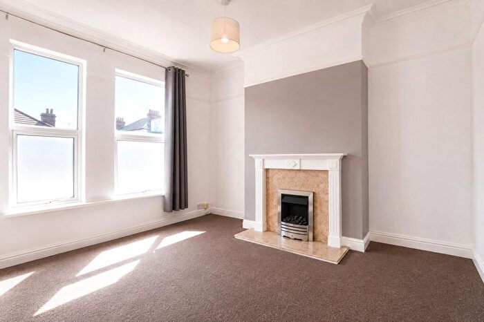 2 Bedroom Flat To Rent In Carmarthen Road, Plymouth, Devon, PL4