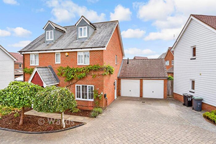 5 Bedroom Semi Detached House For Sale In Hazen Road, Kings Hill, West Malling, Kent, ME19