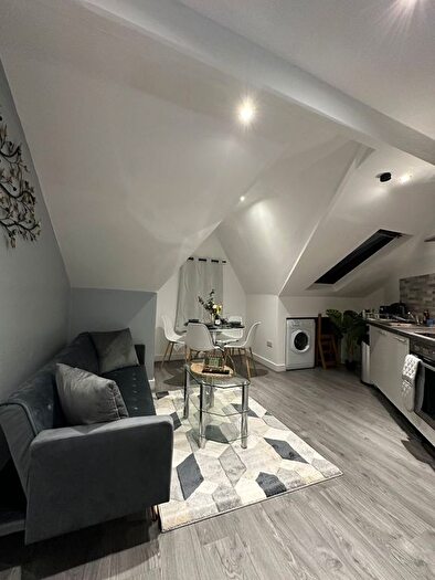 2 Bedroom Flat To Rent In Shepherds Lane, Leeds, West Yorkshire, LS7