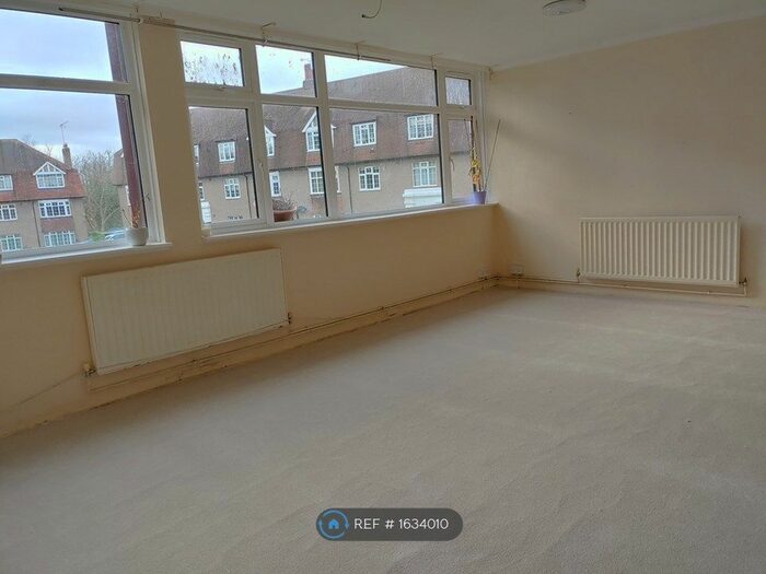 3 Bedroom Flat To Rent In Kingston Road, Epsom, KT17