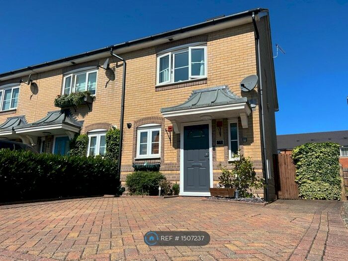 4 Bedroom Semi-Detached House To Rent In Wiltshire Crescent, Basingstoke, RG22