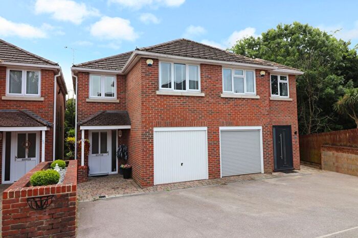 3 Bedroom Semi-Detached House For Sale In Yardley Road, Hedge End, SO30