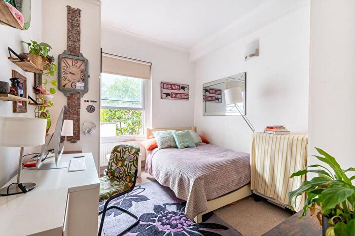 2 Bedroom Flat For Sale In Clarendon Road, Holland Park, London, W11
