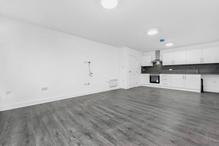 1 Bedroom Flat To Rent In Luton Road, Chatham, Kent. ME4