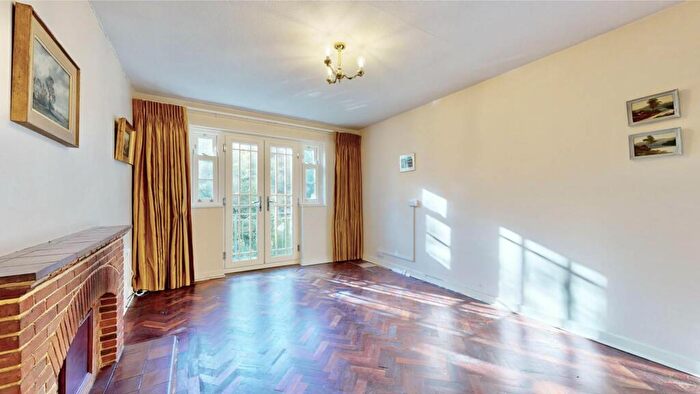 2 Bedroom Apartment For Sale In Stanhope Road, Highgate, N6