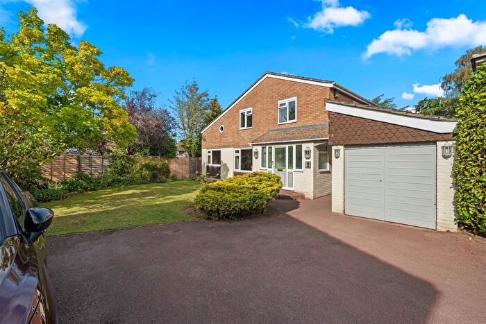 4 Bedroom Detached House For Sale In Orchard Way, Send, GU23