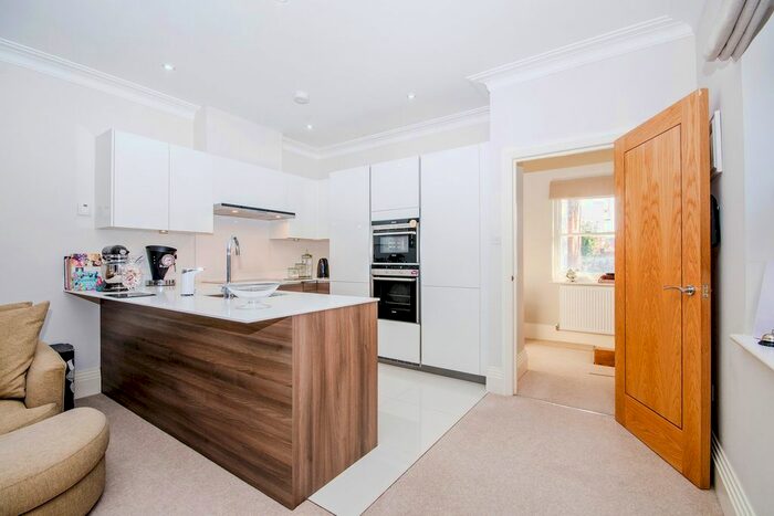2 Bedroom Flat To Rent In West Hill, Putney, SW15