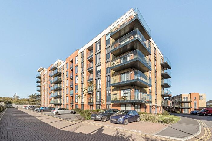2 Bedroom Flat For Sale In Oscar Wilde Road, Reading, Berkshire, RG1