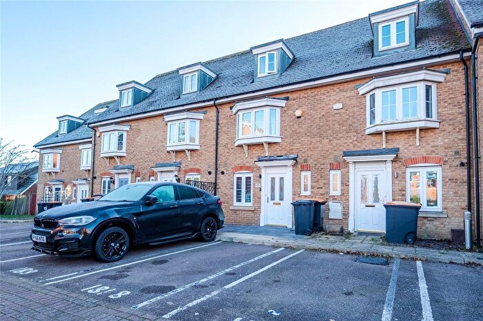 3 Bedroom Semi Detached House For Sale In Watling Gardens, Dunstable, Bedfordshire, LU6