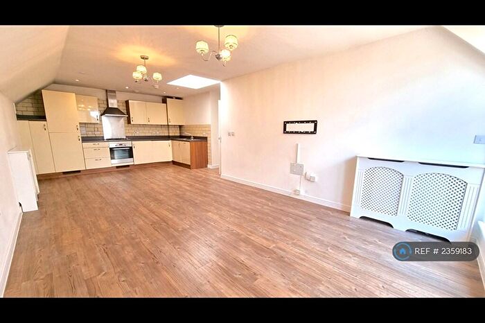 2 Bedroom Flat To Rent In Wells View Drive, Bromley, BR2