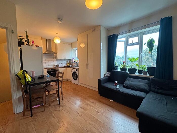 3 Bedroom Flat To Rent In Western Avenue, Acton, W3