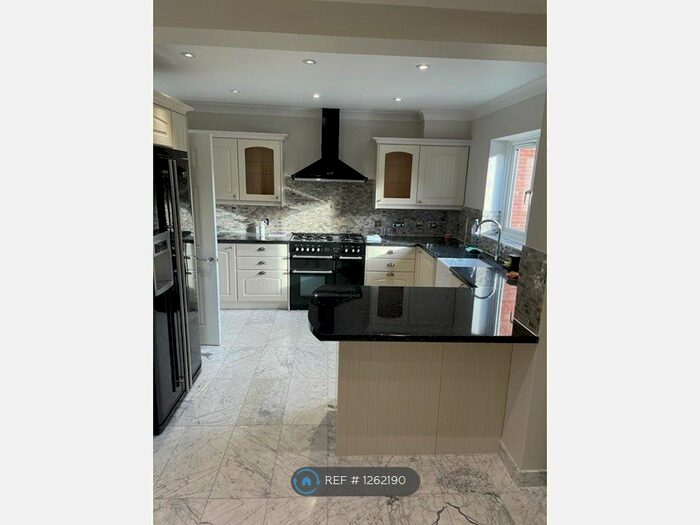 5 Bedroom Semi-Detached House To Rent In Fallow Fields, Loughton IG10